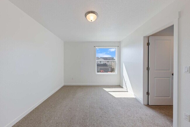 Building Photo - Large Recent Construction Home with Bonus Room!