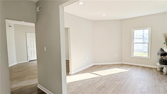 Building Photo - 122 Elm St