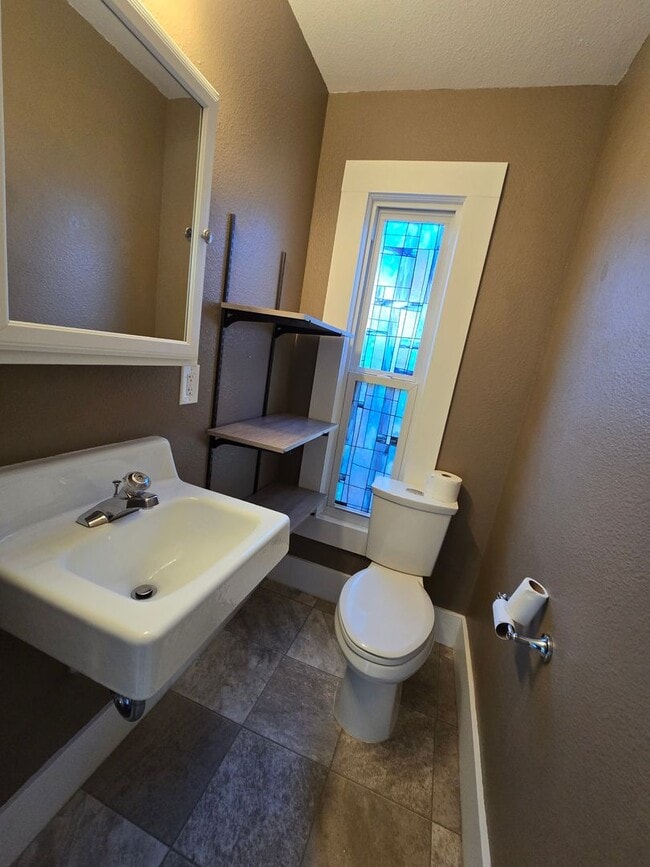 Building Photo - 2 Bed 1.5 Bath