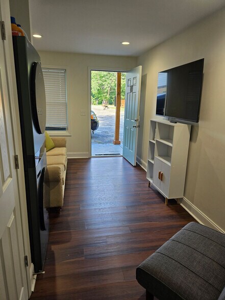 Building Photo - 107 David St