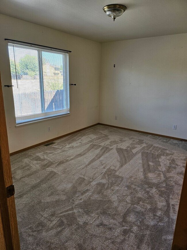 Building Photo - 931 Village Cir