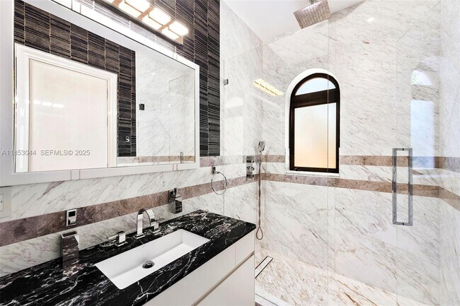 Building Photo - 498 N Pkwy