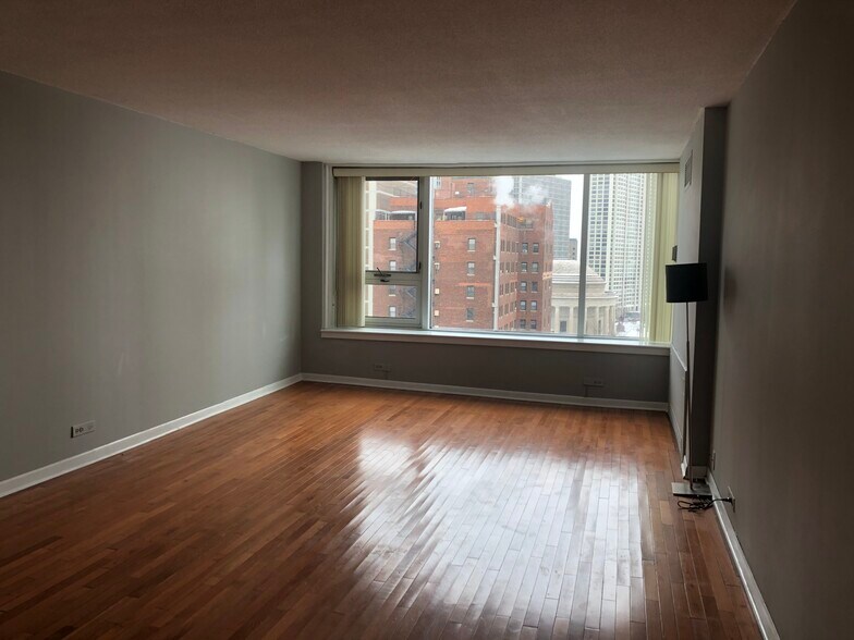 Living room, hardwood floors - 2728 N Hampden Ct