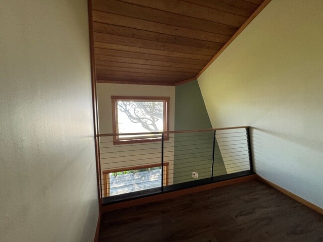 Building Photo - Beautiful Ocean Front Home in Seal Rock!