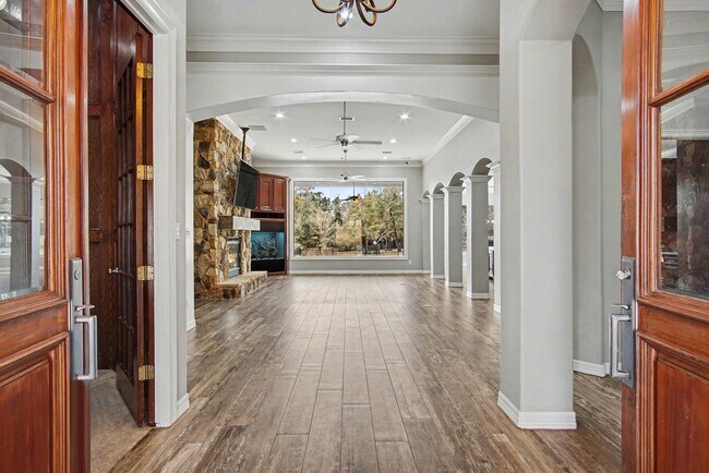 Building Photo - 15569 Crown Oaks Dr