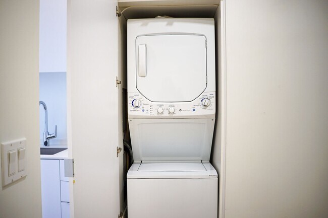 Building Photo - Buckman: Light & Bright 1 Bdr with D/W, A/C, W/D & FREE RENT!