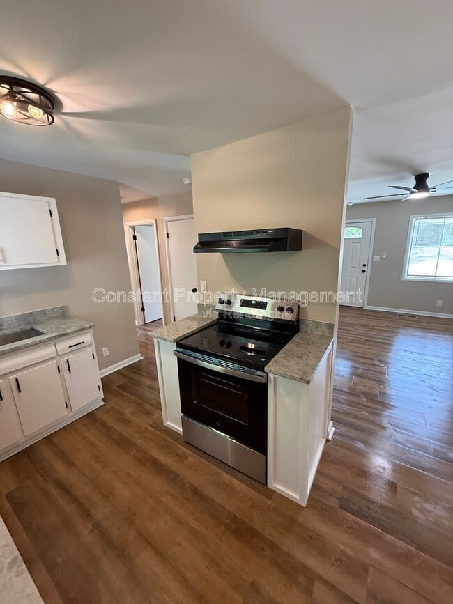 Building Photo - 3469 Kingsbury Dr