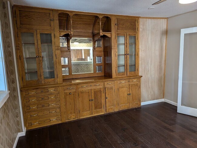 Building Photo - First Floor 3 Bed 2 Bath Apartment