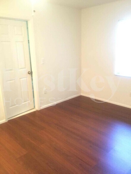 Building Photo - 305 NE Floresta Dr