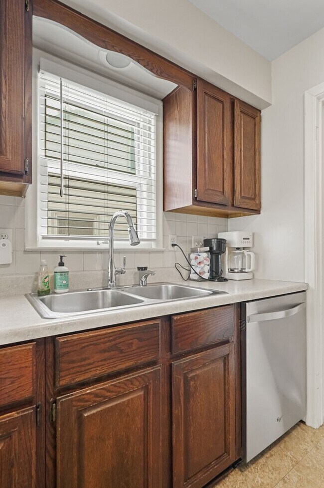 Building Photo - Charming 3-Bedroom Home with Finished Basement in Royal Oak