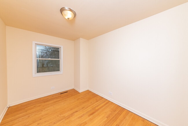 Building Photo - 820 N Milwaukee Ave