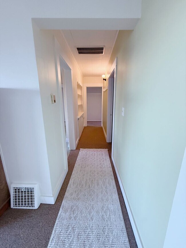 Building Photo - 2 & 4 Bedroom Apartments with Classic Charm & Bay View