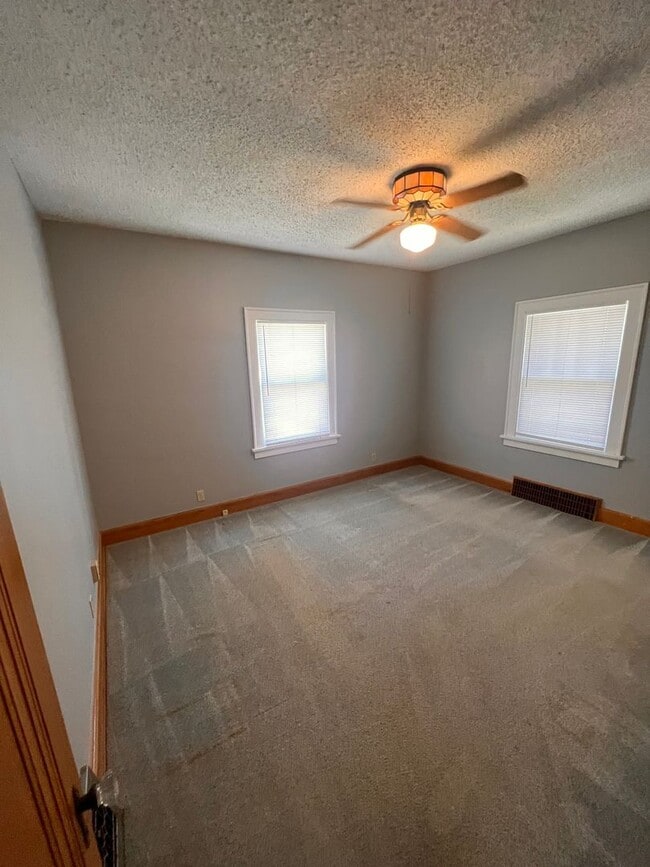 Building Photo - Spacious Home w/ Fenced Backyard