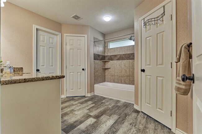 Building Photo - 10657 Royal Cavins Dr