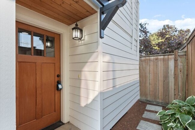 Building Photo - BEAUTIFUL Urban Townhome in Coveted West S...