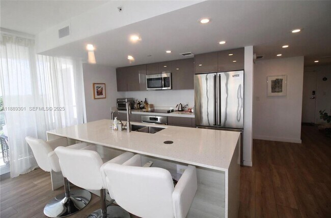 Building Photo - 13800 Highland Dr