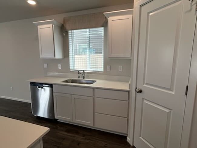 Building Photo - Brand New & Beautiful- 4 bed/2.5 ba + Loft, EV Garage Charging, Quartz Countertops, Fenced Yard!