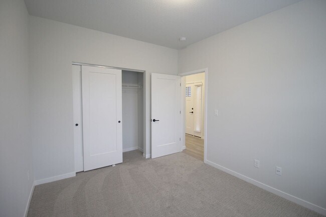 Building Photo - 2206 Rocky Ln