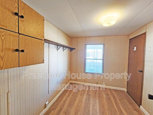 Building Photo - 1300 W Basin Ave