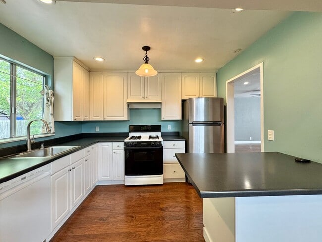 Building Photo - 3 Bedrooms, 1 1/2 Bathrooms, Classic Napa ...
