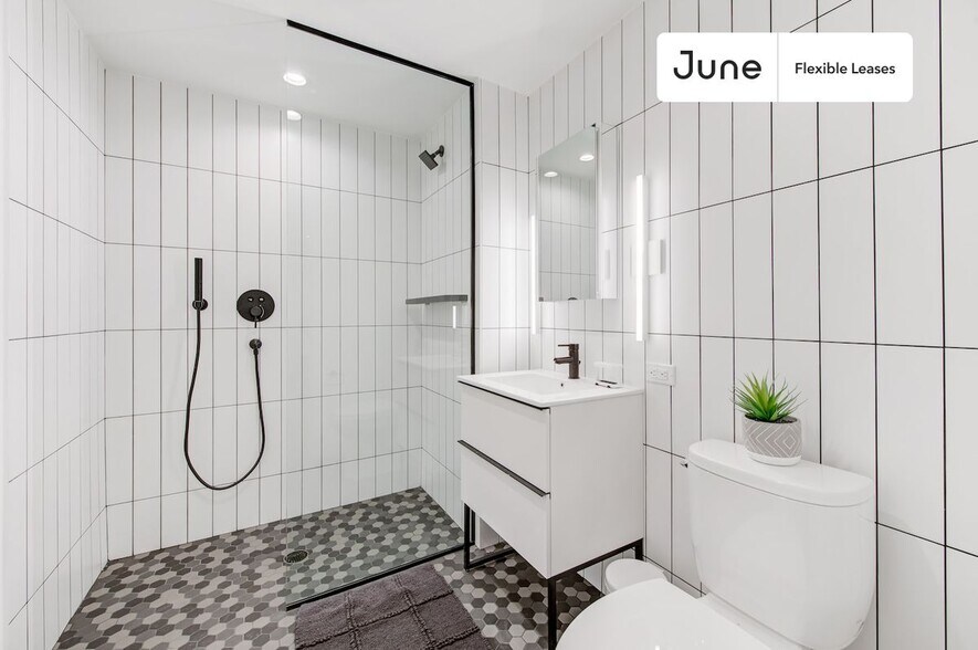 Building Photo - Trendy Private ROOM in Williamsburg