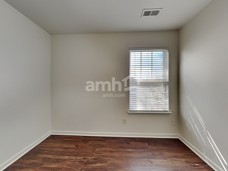 Building Photo - 105 Meadow Crest Ct