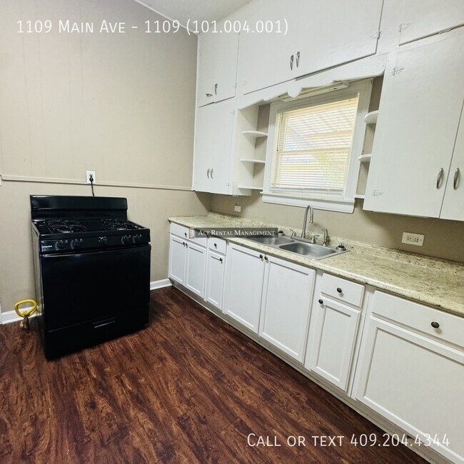 Building Photo - 1109 Main Ave