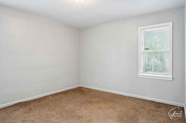 Building Photo - 2 bedroom