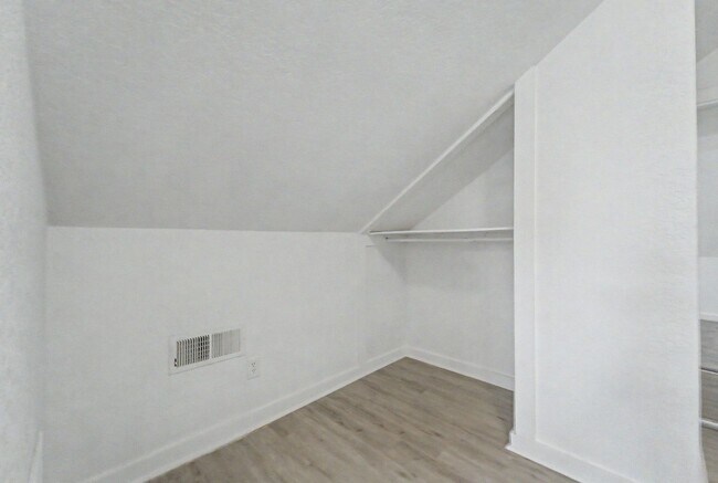 Building Photo - 1122 I St