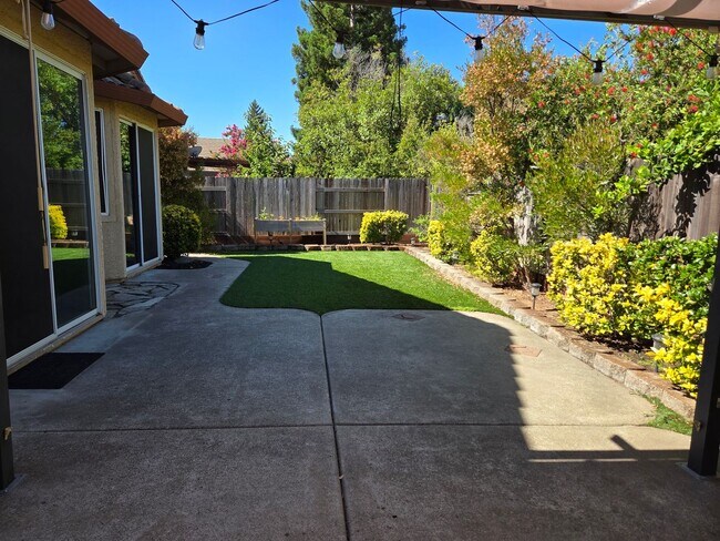 Building Photo - Broadstone - 3bdrm, 2 bath - Close to Shopping, Park & Schools!