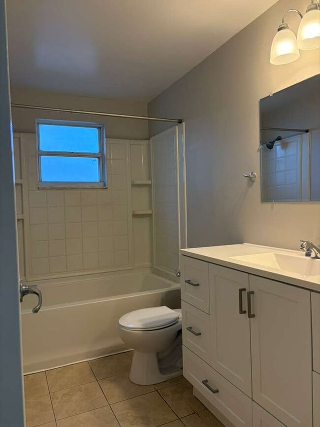 Building Photo - Gulfpfort Home With A Bonus Room