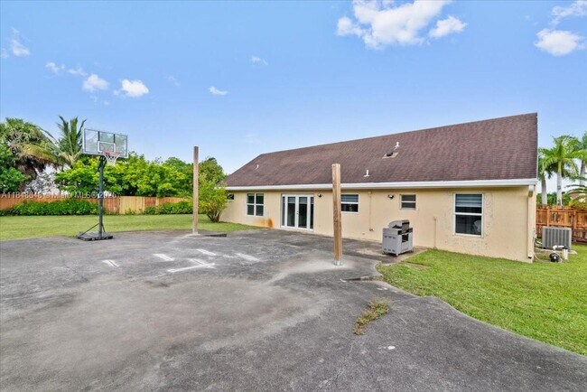 Building Photo - 8920 Crescent Dr