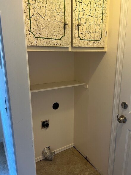 Laundry Area w/WD Hook up - 11013 N Brauer Ave