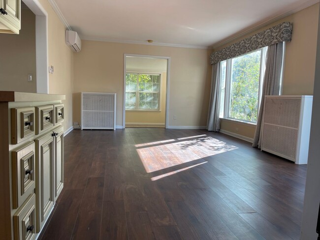 Building Photo - Updated 3bed / 3bath farmhouse.  Nice Location.