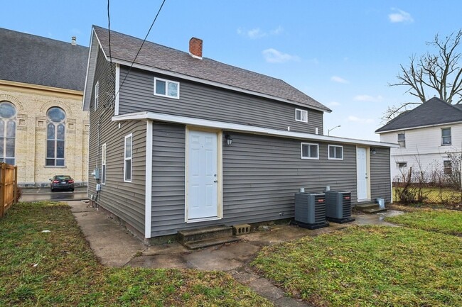Building Photo - 709 Napier St