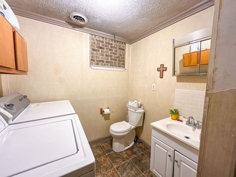 Building Photo - 6413 Edgmon Dr