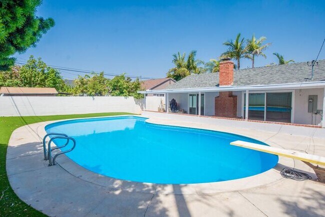 Building Photo - Completely Remodeld W/ Swimming Pool!