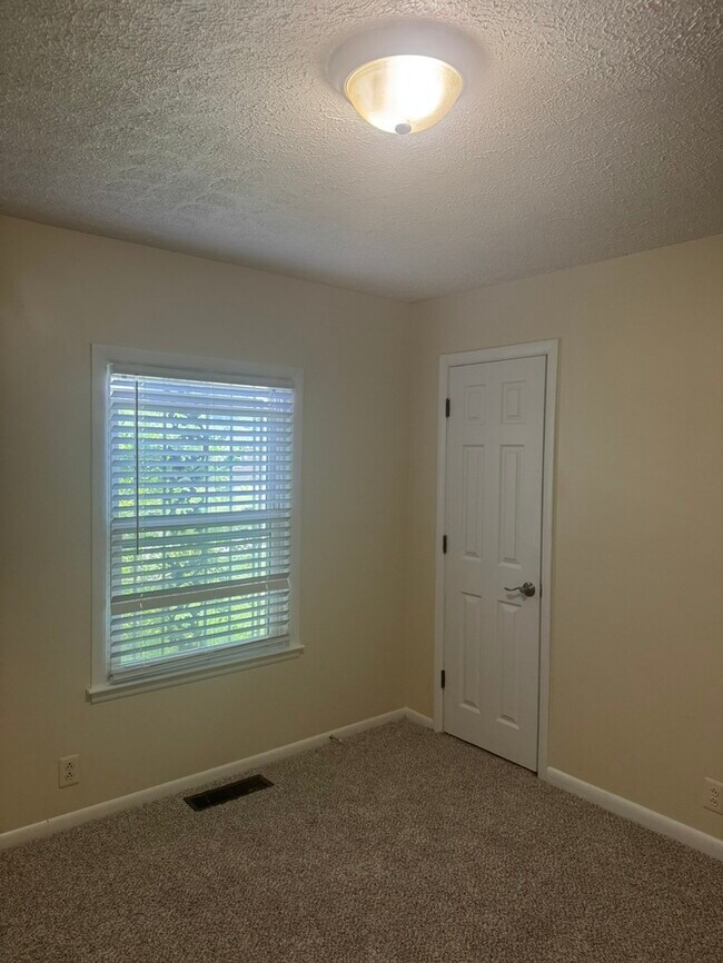 Building Photo - 3004 Lytle Dr