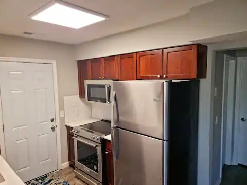 Building Photo - 140 Penn Station