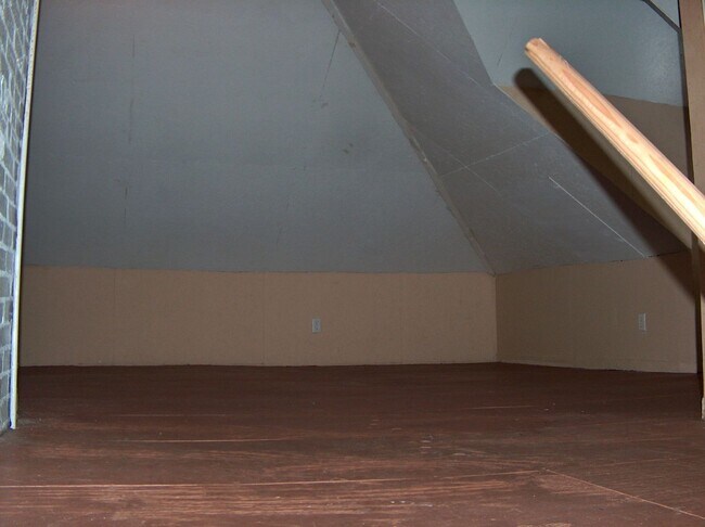 Building Photo - 910 N 9th St Rd
