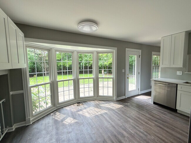 Building Photo - 1807 S Surrey Ridge Dr