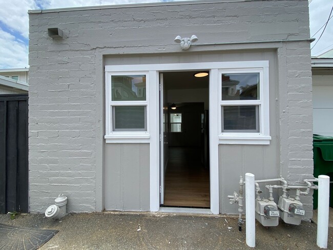 Building Photo - 518 S Pacific St