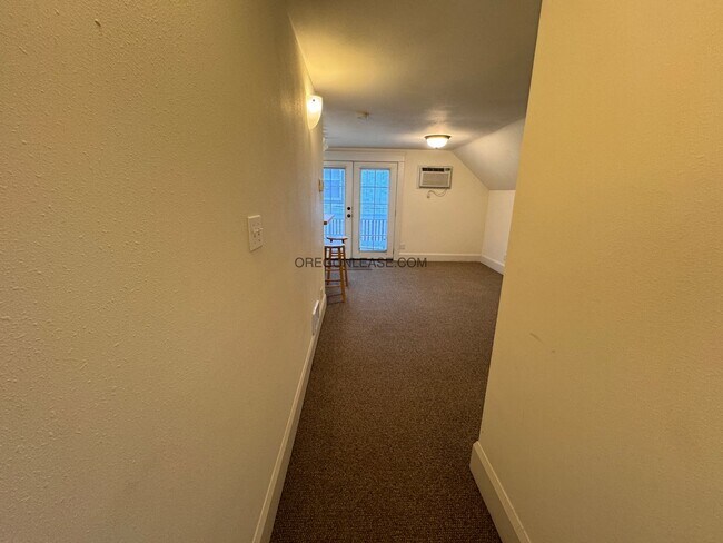 Building Photo - 2 Bedroom 1 bath downtown apartment availa...