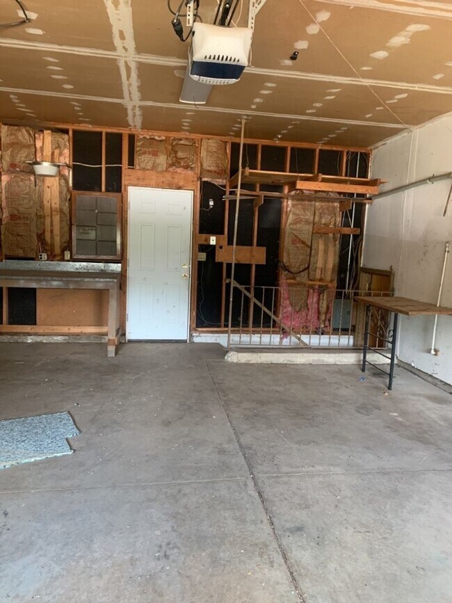 Building Photo - Mid-Town Single Family Home w/ Spacious Fenced Yard