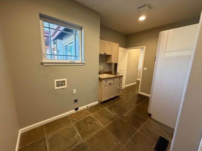 Building Photo - 1199 Manzanita Ln