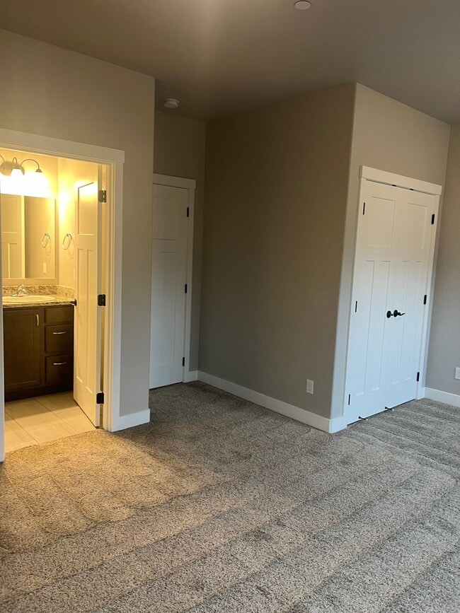 Building Photo - 2 Bedroom 2.5 Bath Townhome in desirable C...