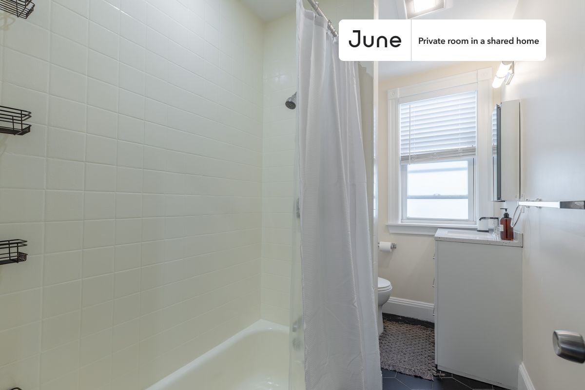 Building Photo - Room in Shared 4 bed/1 bath home in JFK/UMass