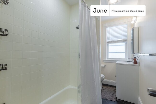 Building Photo - Room in Shared 4 bed/1 bath home in JFK/UMass