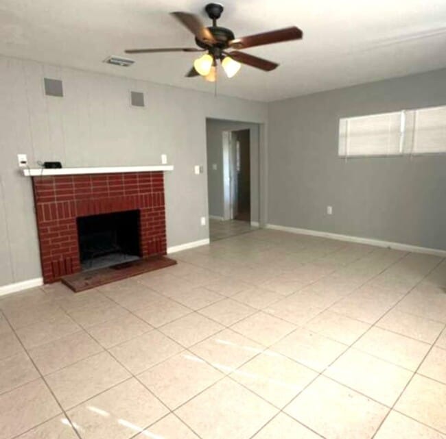 Building Photo - Charming 2 Bedroom Home with Fenced Yard & Screened Patio – Prime Location!