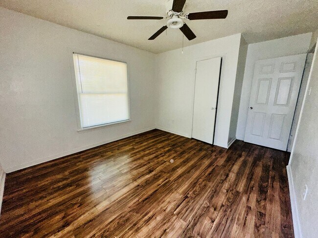 Building Photo - 3 bed, 1 bath with large fenced back yard, w/d connections